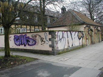 Graffiti entstellen selbst das schönste Gebäude und schädigt zudem noch dessen Bausubstanz